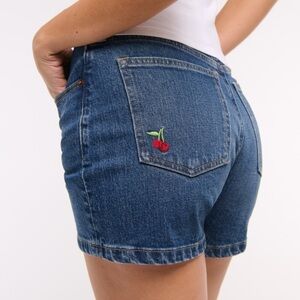 NWT Abercrombie cherry embroidered curve love high rise 4” denim mom shorts
